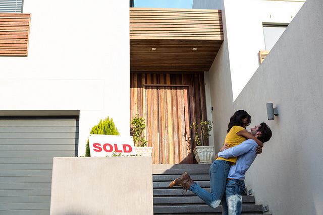此图像的alt属性为空;文件名为happy-couple-purchase-home-at-auction.jpg